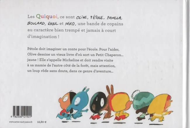 Verso de l'album Les quiquoi Les Qui Quoi et le petit chaperon jaune avec des bandes réfléchissantes pour qu'on la voit dans la nuit