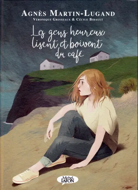 Les gens heureux lisent et boivent du café